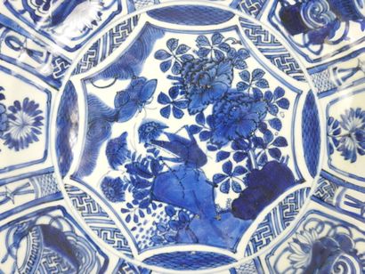 CHINA: Large blue-glazed Kraak porcelain...