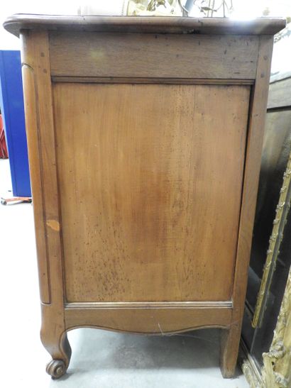 COMMODE en bois naturel, la façade légèrement...