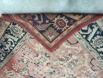 SMYRNE, Turquie : Tapis en laine à décor...