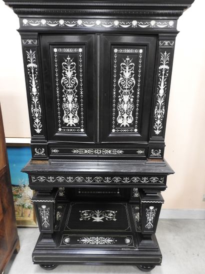 CABINET en chêne et placage d'ébène à riche...