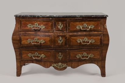 COMMODE TOMBEAU en bois de placage et marqueterie,...