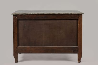 COMMODE en noyer mouluré et sculpté, les...