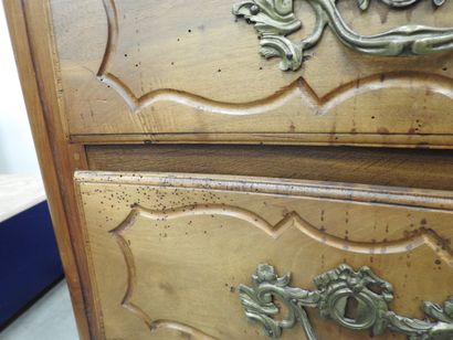 COMMODE en bois naturel, la façade légèrement...