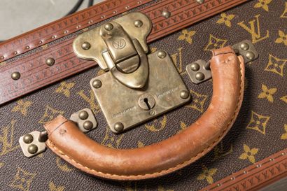 Louis VUITTON - Avenue Marceau (Paris): Alzer...