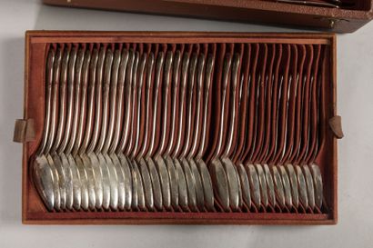 IMPORTANT silver COUVER SET, filets contours...