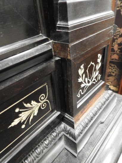 CABINET en chêne et placage d'ébène à riche...