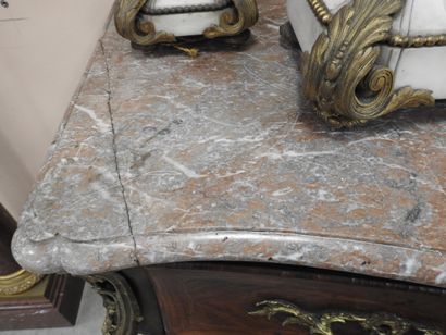 COMMODE TOMBEAU en bois de placage et marqueterie,...