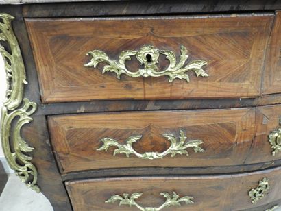 COMMODE TOMBEAU en bois de placage et marqueterie,...