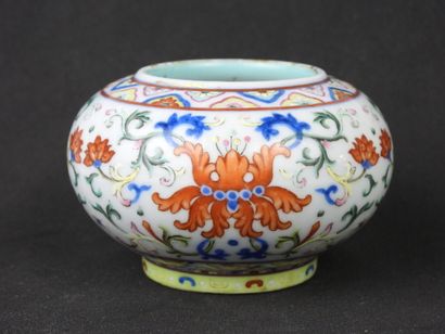CHINA - 20th century
Small polychrome enameled...