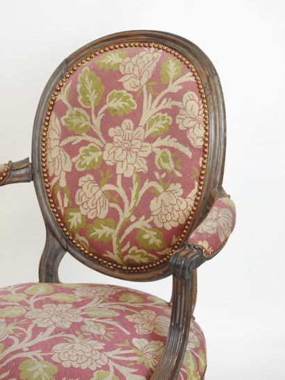 PAIR OF ARMCHAIRS in molded and carved natural...