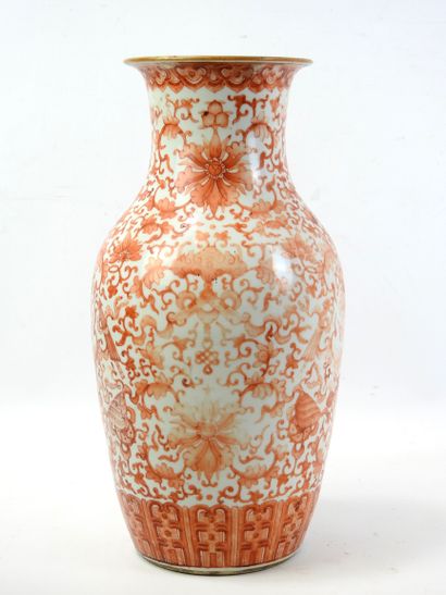 CHINA: Porcelain and coral enamel baluster...