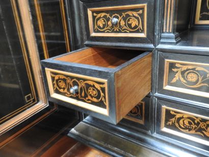 CABINET en chêne et placage d'ébène à riche...