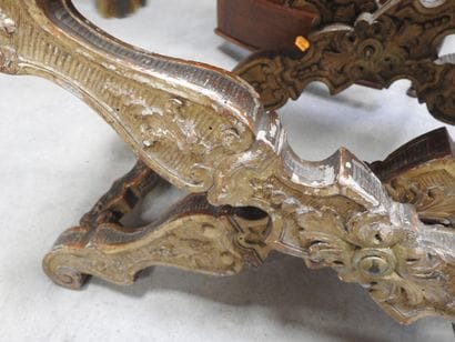 PAIRE DE PLOYANTS en bois mouluré sculpté...