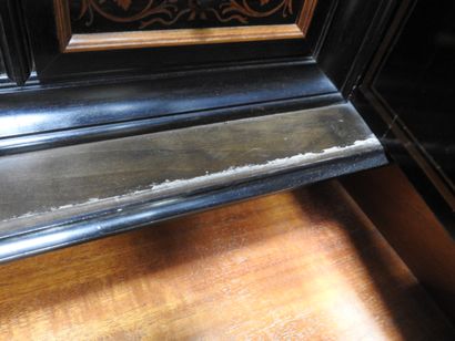 CABINET en chêne et placage d'ébène à riche...