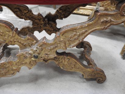 PAIRE DE PLOYANTS en bois mouluré sculpté...
