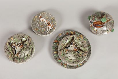 GIEN : Partie de service de table en faience...