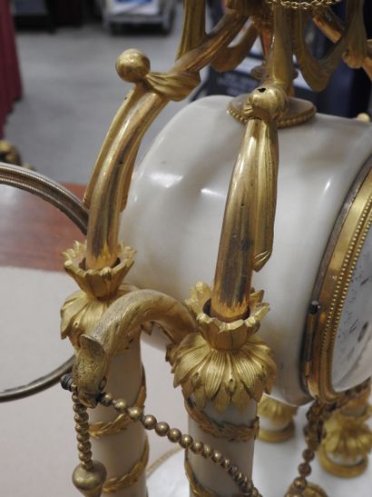 PENDULE PORTIQUE in white marble and gilt...