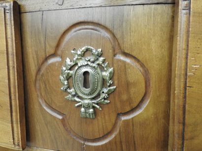 COMMODE en bois naturel, la façade légèrement...