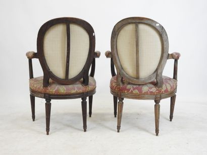 PAIR OF ARMCHAIRS in molded and carved natural...