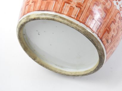 CHINA: Porcelain and coral enamel baluster...