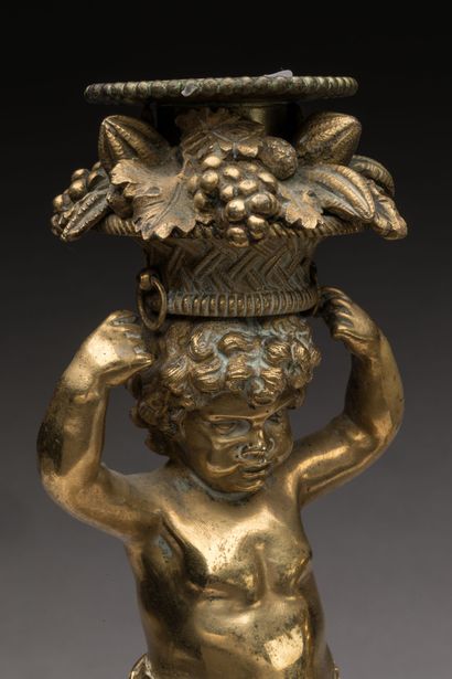 PAIRE DE BOUGEOIRS en bronze doré à décor...