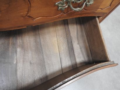 COMMODE en bois naturel, la façade légèrement...