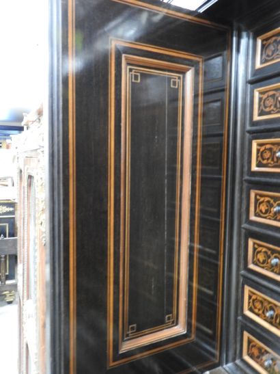 CABINET en chêne et placage d'ébène à riche...