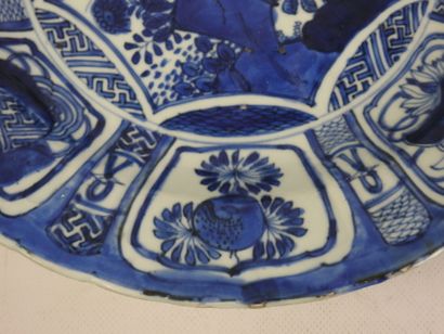 CHINA: Large blue-glazed Kraak porcelain...