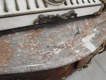 COMMODE TOMBEAU en bois de placage et marqueterie,...