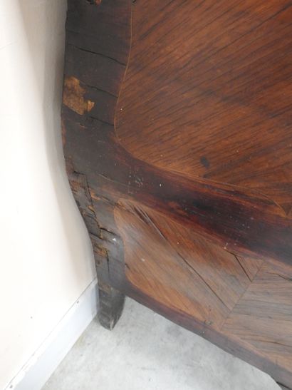 COMMODE TOMBEAU en bois de placage et marqueterie,...
