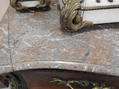 COMMODE TOMBEAU en bois de placage et marqueterie,...