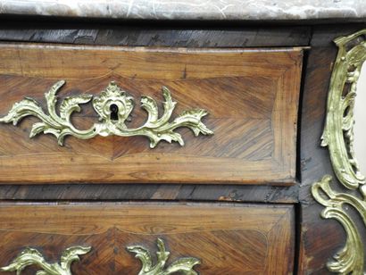 COMMODE TOMBEAU en bois de placage et marqueterie,...