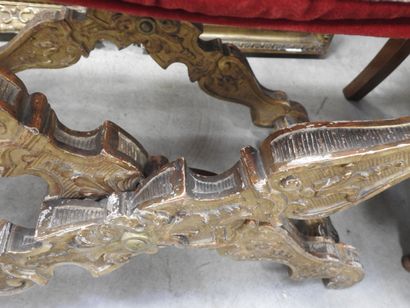 PAIRE DE PLOYANTS en bois mouluré sculpté...