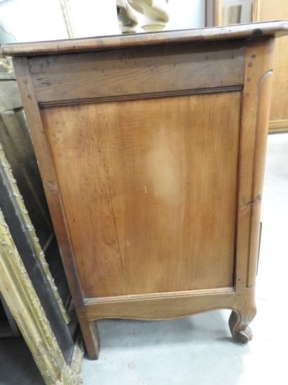 COMMODE en bois naturel, la façade légèrement...