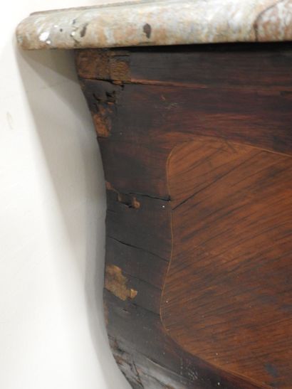 COMMODE TOMBEAU en bois de placage et marqueterie,...