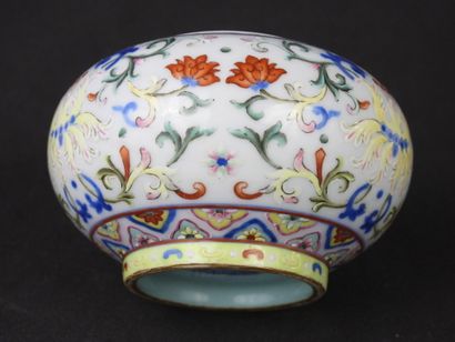 CHINA - 20th century
Small polychrome enameled...
