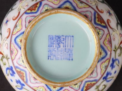 CHINA - 20th century
Small polychrome enameled...