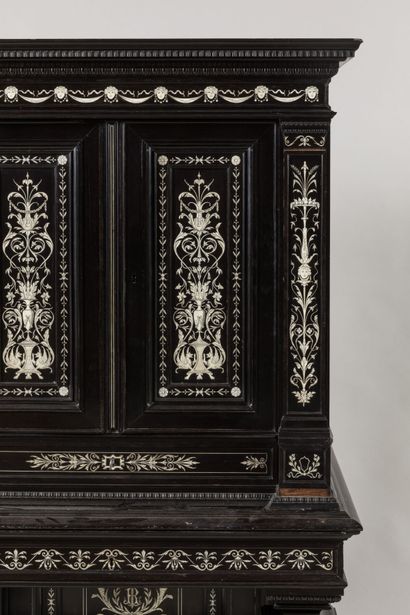 CABINET en chêne et placage d'ébène à riche...