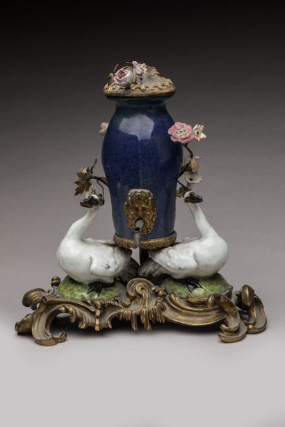 FONTAINE A PARFUM en porcelaine et bronze...