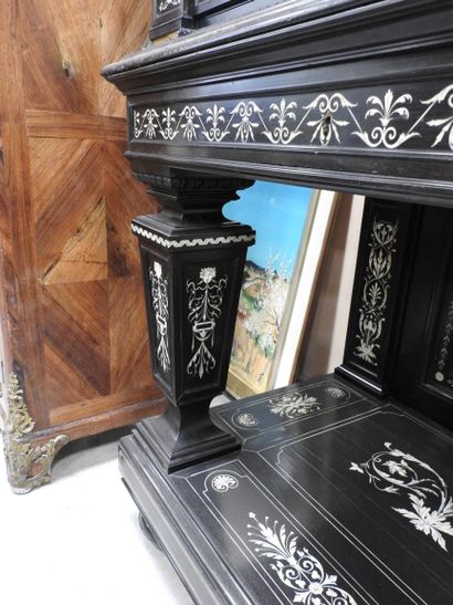 CABINET en chêne et placage d'ébène à riche...