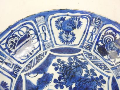 CHINA: Large blue-glazed Kraak porcelain...