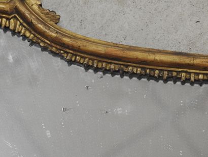MIROIR chantourné en bois mouluré sculpté...