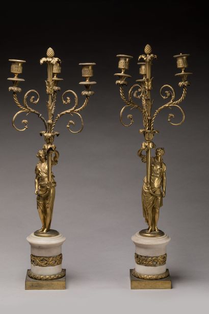 PAIRE DE CANDELABRES en bronze doré et marbre...