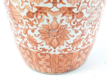 CHINA: Porcelain and coral enamel baluster...