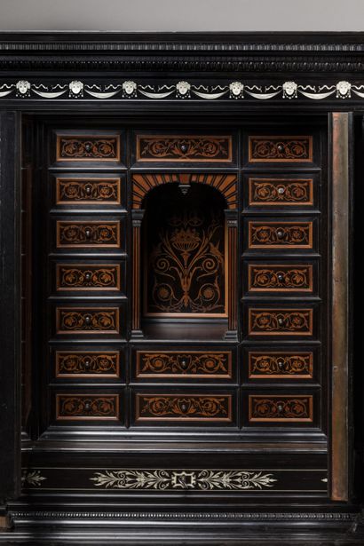 CABINET en chêne et placage d'ébène à riche...