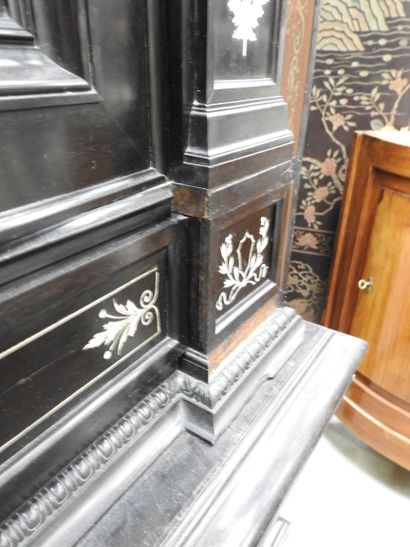 CABINET en chêne et placage d'ébène à riche...