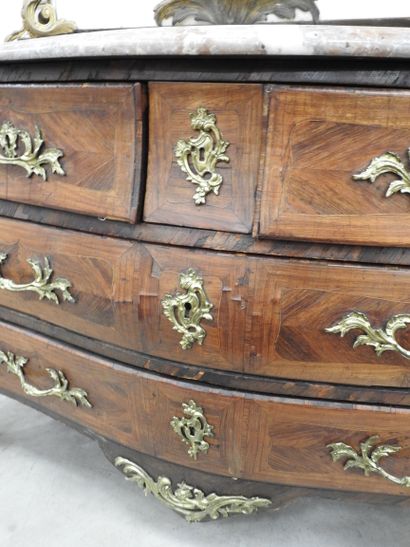 COMMODE TOMBEAU en bois de placage et marqueterie,...