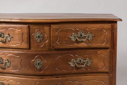 COMMODE en bois naturel, la façade légèrement...
