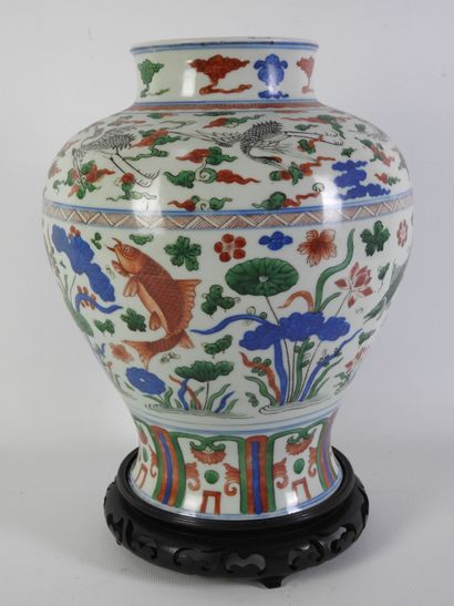 CHINA - 19th century
Porcelain baluster jug...