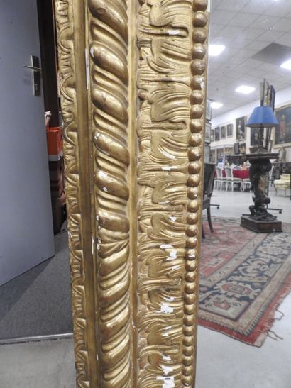 GRAND MIROIR de forme rectangulaire en bois...